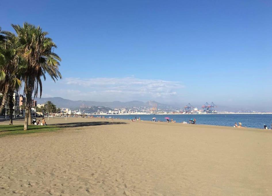 Apartamento Junto estación tren y la playa, GARAJE INCLUIDO Málaga Exterior foto